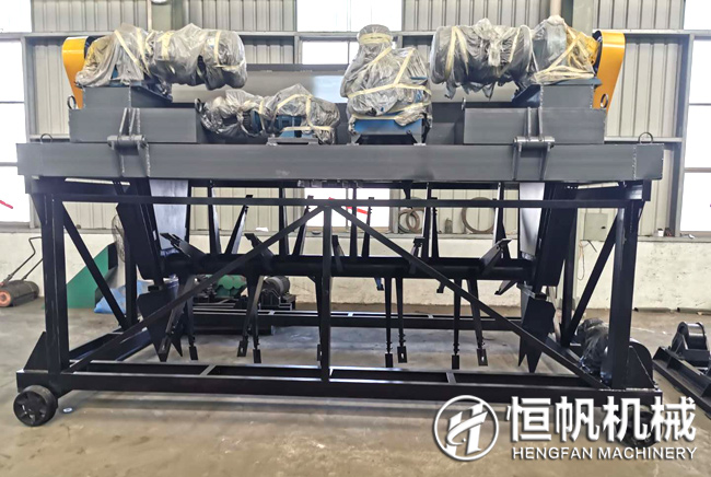 有機(jī)肥翻堆機(jī)(翻拋機(jī))設(shè)備多少錢?(圖1) 槽式翻堆機(jī)
